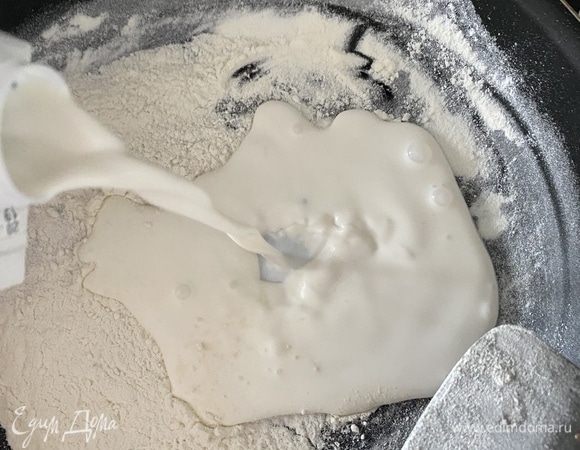 Для соуса на сухой сковороде поджарить муку, добавить сливки, сметану, соль, перец и довести до кипения, все время помешивая. Если есть комки, процедите через сито. Остудить до комнатной температуры.