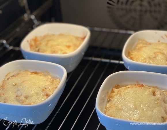 Запекать при 180°C ~ 20–25 минут. Подавать в теплом виде в кокотницах. Очень вкусно, рекомендую!