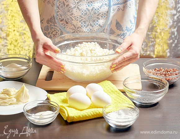 Подготовьте необходимые ингредиенты. Творог протереть через сито, изюм замочить на ночь в кипятке с коньяком.