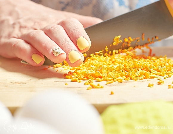 Цедру апельсина очистить от белого слоя. Он горчит. Нарезать мелким кубиком.