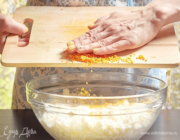 Добавьте цедру к протертому творогу.