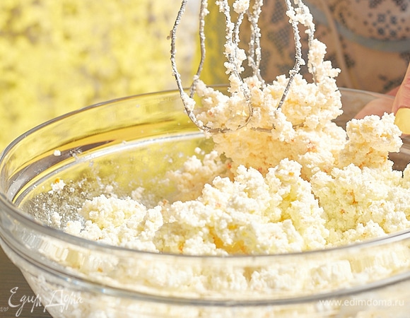 Перемешать миксером на низких оборотах. Сырники и чизкейки не взбивают, а нежно перемешивают. Иначе, взбитая творожная масса в духовке поднимется, а потом схлопнется. И пойдет трещинами.