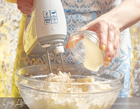 Мешая миксером на низкой скорости, положить сметану.