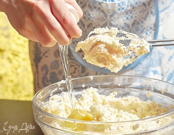 По одному добавить яйца. Вымешивать после каждого до полной однородности и только потом добавлять следующее.