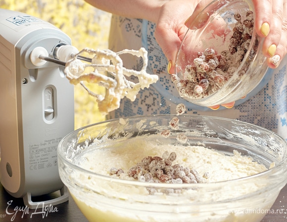 Изюм откинуть на сито, обсушить, обвалять в крахмале, выложить в массу и перемешать.