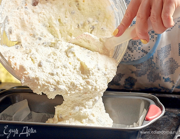 Форму обильно смазать маслом, застелить бумагой, выложить 3/4 творожной смеси.
