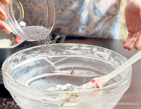 В оставшуюся массу добавить мак. Мой не требовал никакой дополнительной подготовки, у вашего читайте инструкцию.