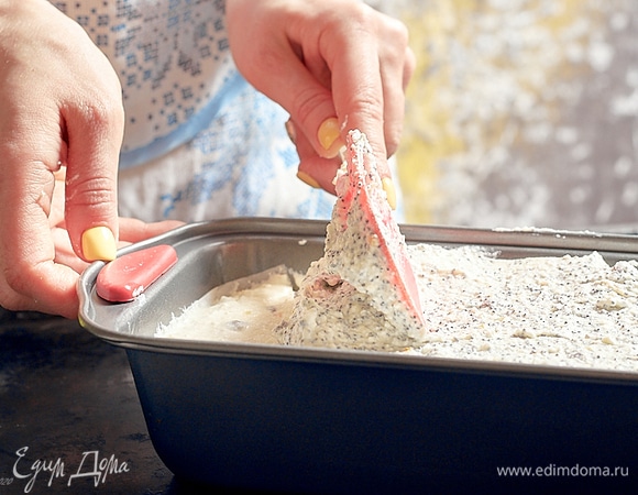 Выложить творожно-маковую смесь, разровнять. Выпекать в духовке при 160°C около 50 мин. Сырник должен, как чизкейк, слегка дрожать в середине и быть плотным по краям.