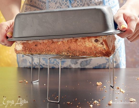 Подмороженное изделие вытряхнуть из формы на решетку.