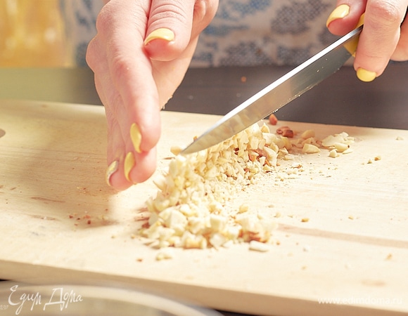 Любимые орехи мелко порубите.