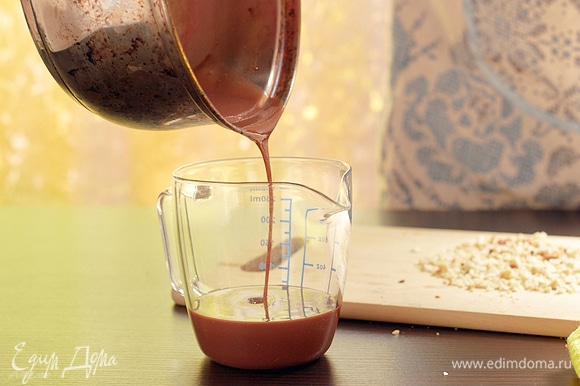 Растопите на водяной бане шоколад с маслом и перемешайте.
