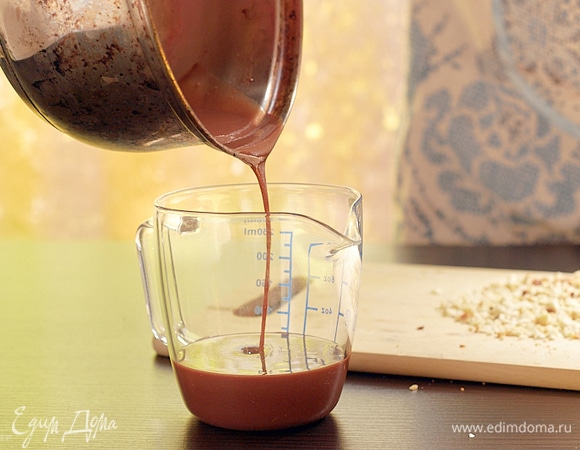 Растопите на водяной бане шоколад с маслом и перемешайте.