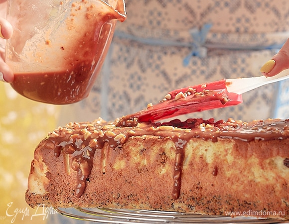 Подмороженный сырник очень хорошо покрывается глазурью. Она практически сразу на нем схватывается, позволяя распределить ее по поверхности равномерно, а не бежит ручьями по бокам, капая на стол.