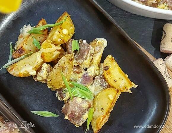 Полейте блюдо соусом и посыпьте сверху сыром. Уберите блюдо в духовку при 180°C на 20 минут. Достаньте, посыпьте свежей зеленью и насладитесь! Приятного аппетита!