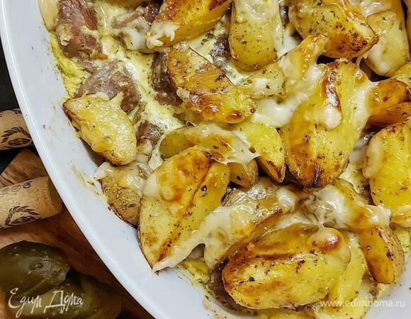 Теперь подготовьте соус. Решающий ингредиент. Поставьте сотейник. Влейте 200 мл сливок, доведите до кипения. Натрите чеддер. Щедрую горсть. Добавьте к закипевшим сливкам сыр, орегано или молотый розмарин, добавьте 1 ч. ложку дижонской горчицы и 1 ч. ложку лимонного сока. Для цвета можно добавить куркуму. Перчим и солим. Томим соус до загустения.