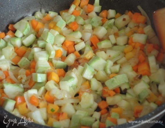 Пока тесто отдыхает, приготовим начинку. Все овощи нарезаем кубиком. В разогретом оливковом масле сначала обжариваем лук, морковь и кабачки минут 5.