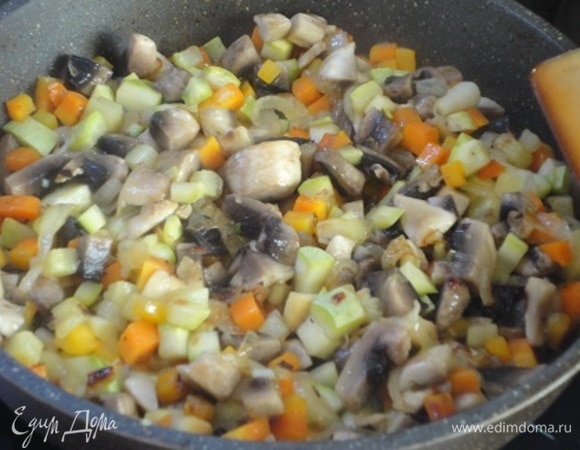 Затем добавляем шампиньоны и продолжаем жарить на умеренном огне еще 10 минут. Солим, перчим и даем остыть. Для заливки яйца взбиваем со щепоткой соли, вливаем сливки и добавляем тертый сыр. Перемешиваем.