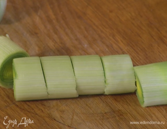 Светлую часть порея нарезать кусочками.