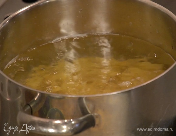 Пенне отваривать в подсоленной воде на минуту меньше, чем указано на упаковке.