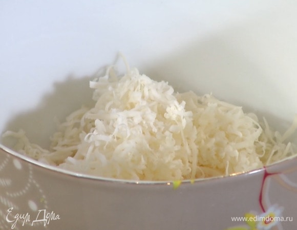 Сыр натереть на мелкой терке.