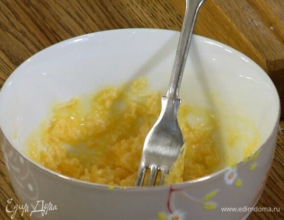 Желтки перемешать с большей частью натертого сыра.