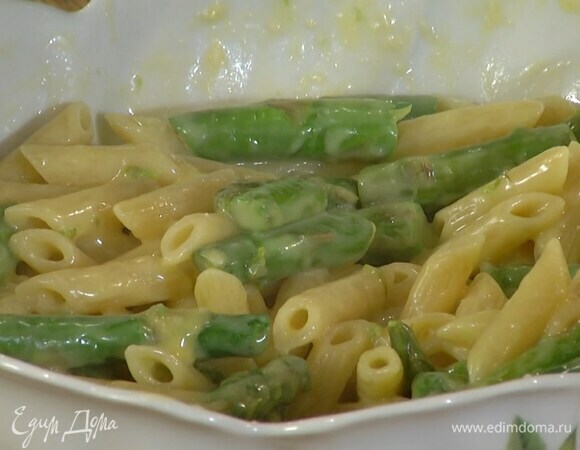 Переложить макароны со спаржей в холодную глубокую миску, добавить желтки с сыром и все перемешать.