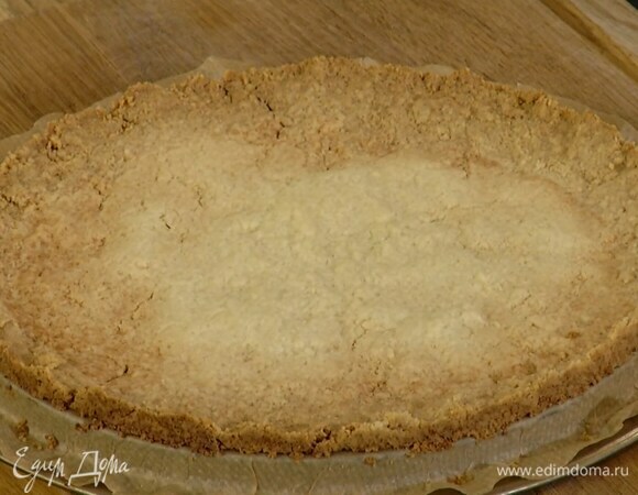 Выпекать корж в разогретой духовке 20–25 минут, затем вынуть из формы, немного остудить и смазать джемом.