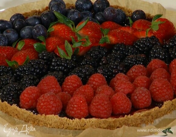 Клубнику разрезать на 4 части и украсить готовый пирог всеми ягодами.