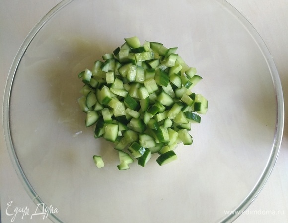 Нарезаем огурцы кубиками.