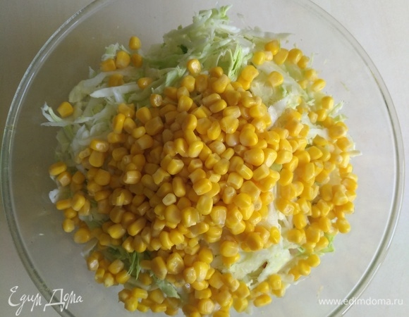 Затем добавляем одну банку молодой кукурузы.