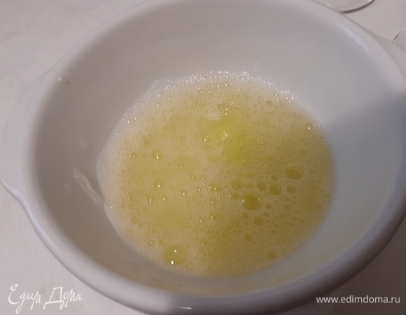 Немного взбейте белок.