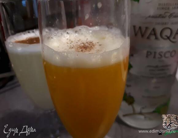 Достаньте лед из бокала, перелейте в него готовый коктейль и посыпьте корицей.