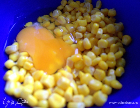 С кукурузы слить рассол и вбить яйцо.