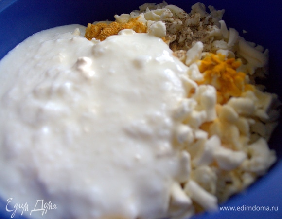 Влить кефир или простоквашу.