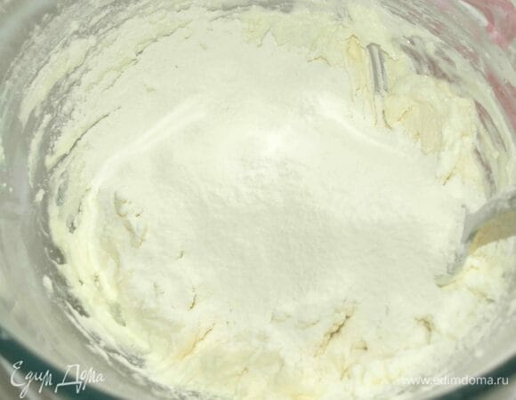 Добавляем сахар и просеянную муку.