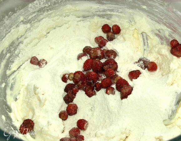 Землянику промыть, перебрать и дать стечь воде. Добавляем землянику к остальным ингредиентам и замешиваем тесто.