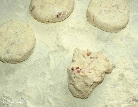 На рабочую поверхность просеять муку. Выкладываем ложкой массу.