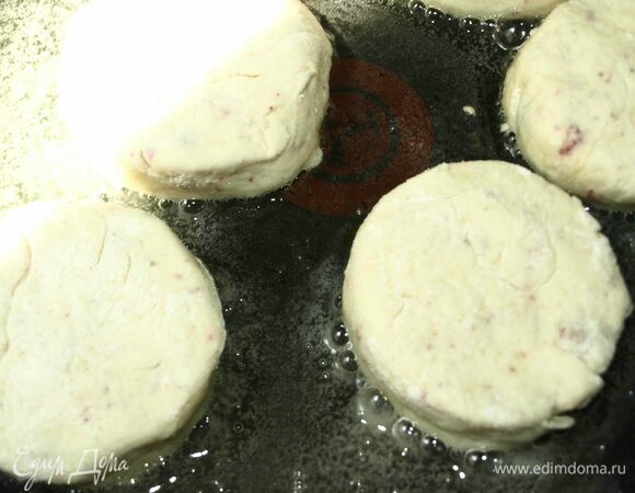 В сковороде разогреваем растительное масло. Обжариваем сырники с двух сторон до готовности. Изделия выкладываем на бумажное полотенце, чтобы удалить лишнее масло. Подавать со сметаной и ягодами.