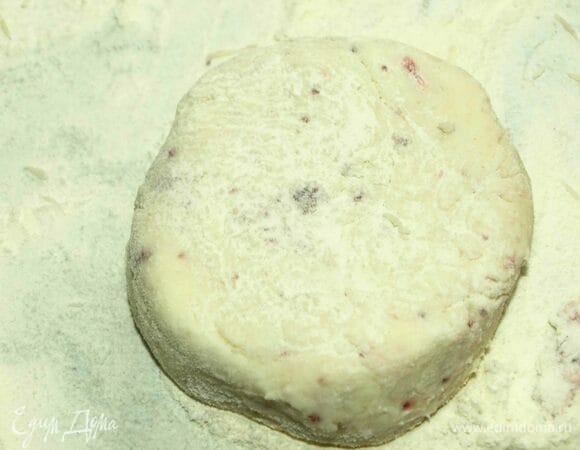 Формируем сырники. Формировать сырники удобно при помощи ножа или кулинарного шпателя.