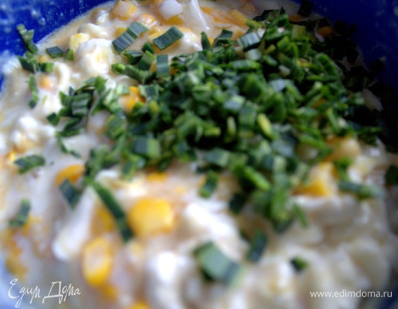 Нарезать зеленый лук или лук-порей, можно использовать другую зелень.