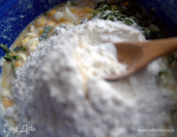 Всыпать муку с разрыхлителем.