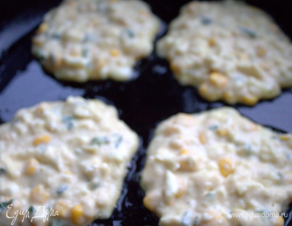 Смешать тесто и выкладывать на разогретую сковороду с маслом.