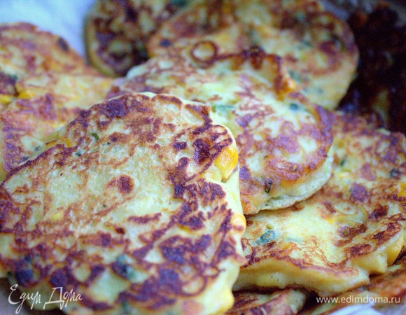 Перенести готовые оладьи на салфетку.