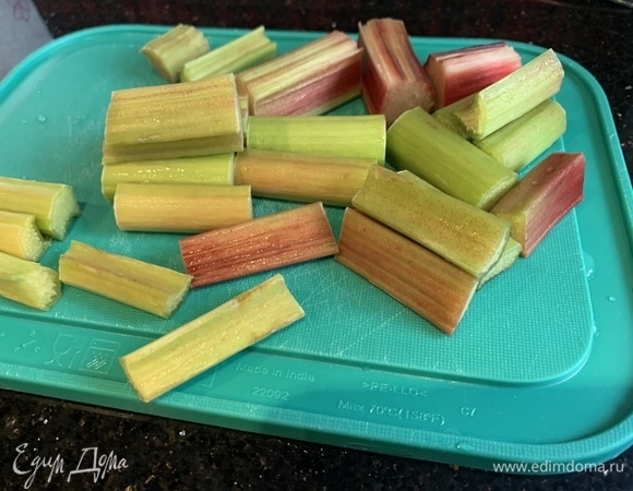 Нарежьте стебель ревеня.