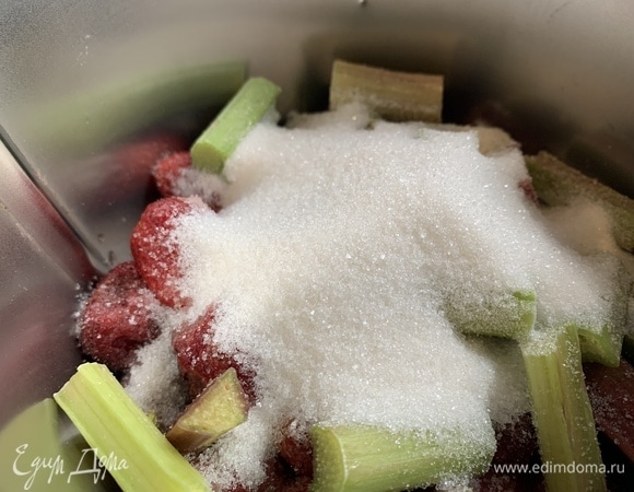 Засыпьте ревень и клубнику сахаром, доведите до кипения и варите на медленном огне, пока не разварится ревень. Полностью остудите.