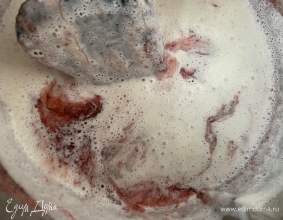 Сливки взбейте. Добавьте к основной массе. Залейте в контейнер и положите в морозилку.