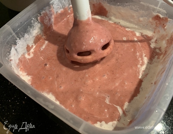 В течение 2 часов каждые 15 минут доставайте замерзающую массу и взбивайте погружным блендером.