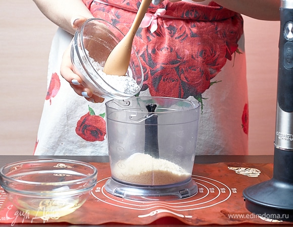 Начнем с марципана. Он пригодится не только для этих пирожков, но и для штоллена или лепки украшений для выпечки. В чашу выложите миндальную муку и сахарную пудру.