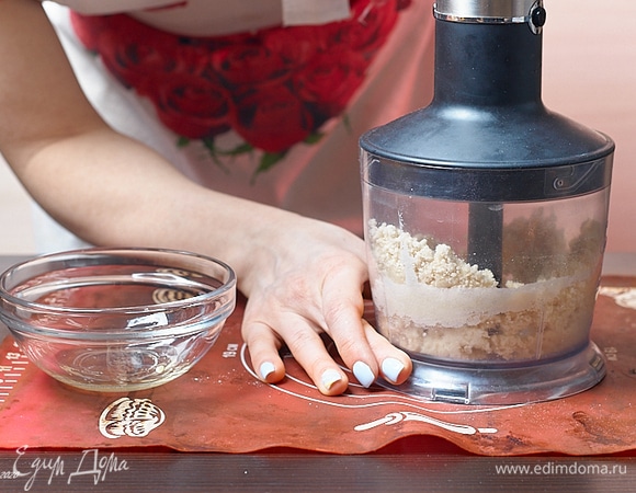 Добавьте немного белка. Несколько нажатий — и масса начинает собираться в ком.