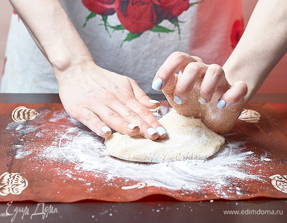 Посыпьте поверхность сахарной пудрой и разомните на ней марципан.